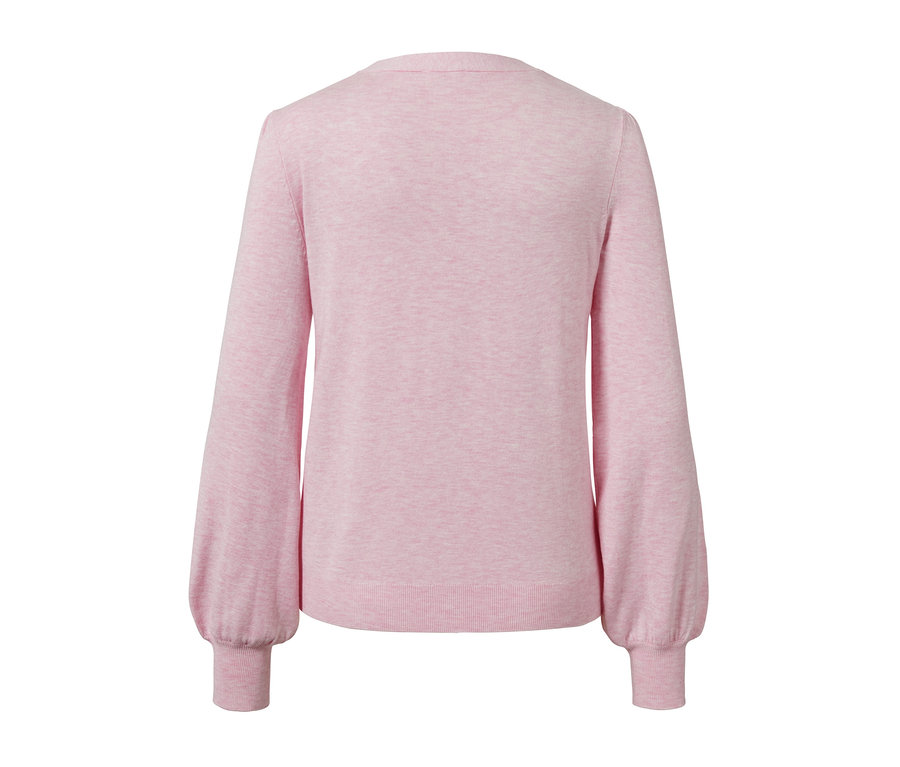Detailansicht eines roséfarbenen Feinstrick-Cardigans.