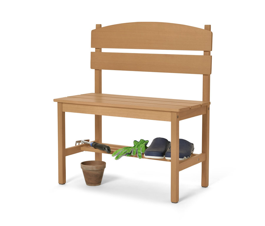 Kleine Gartenbank mit Ablage mit Gartenhandschuhen und Schuhen darauf.