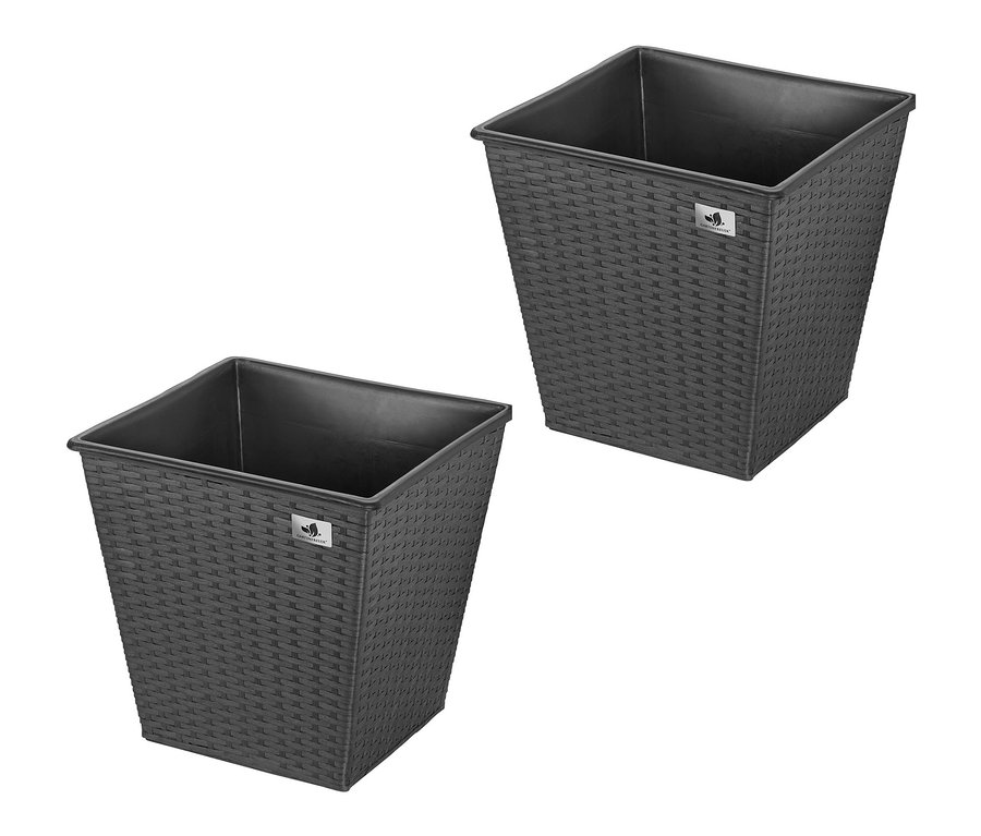 Zwei anthrazitfarbene XL-Pflanzgefäße aus Polyrattan.