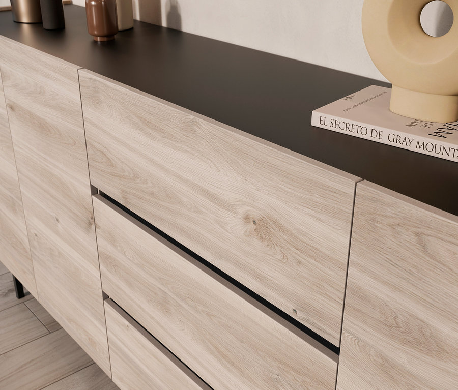 Detailaufnahme eines Sideboards »Cantoria« mit Buch und Vase.