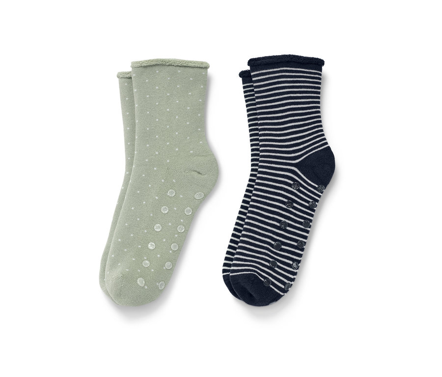 Zwei Paar Hygge-Socken: ein Paar hellgrün mit weißen Punkten, ein Paar dunkelblau-weiß gestreift.
