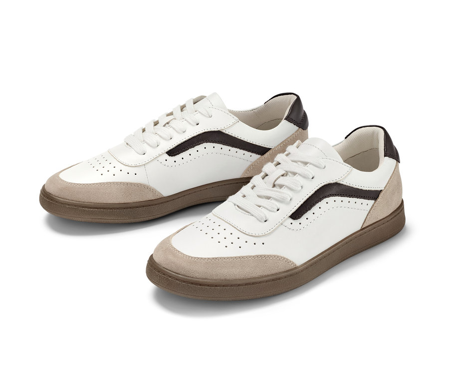 Zwei Leder-Sneaker in Weiß mit braunen Details.