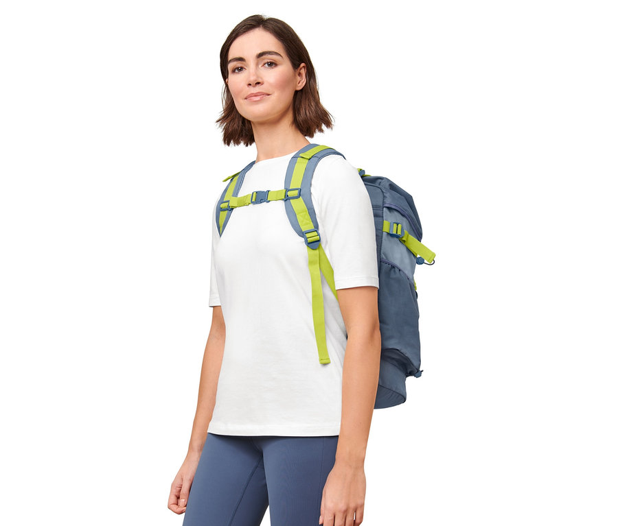 Frau trägt einen Outdoor-Rucksack.