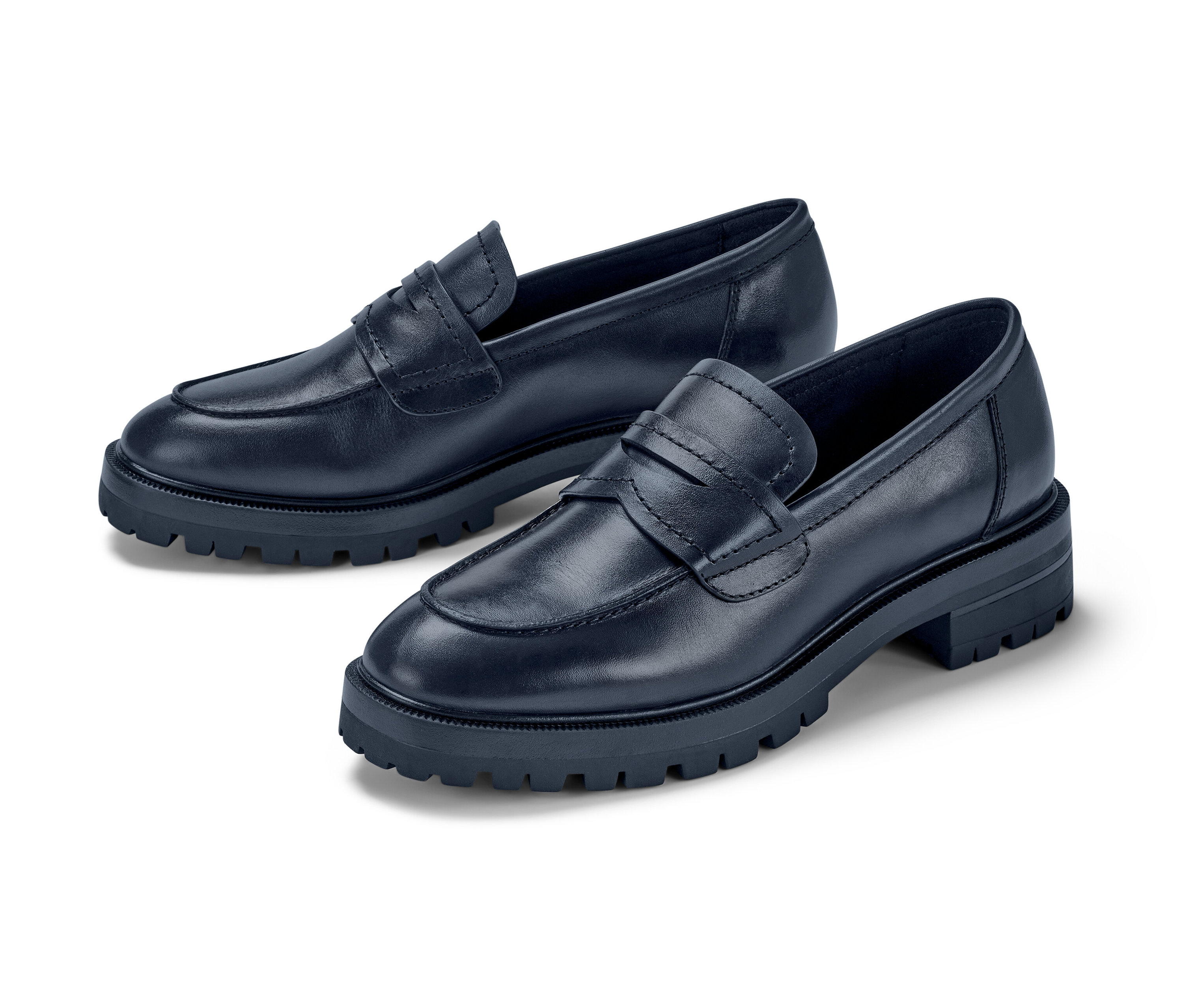 Zwei Leder-Loafer auf weißem Hintergrund.