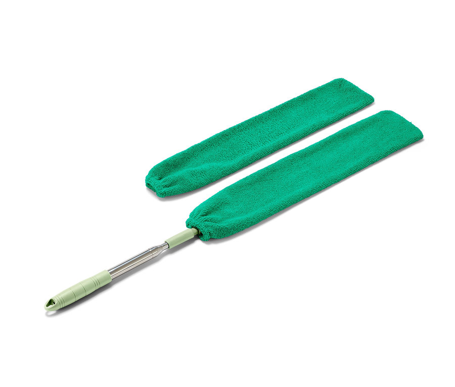 Ein flexibler Staubfänger mit grünem Mikrofaserbezug und Teleskopstiel.