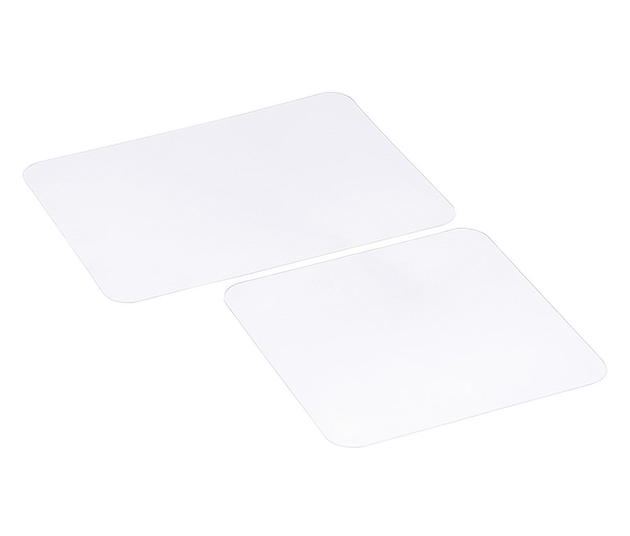 Zwei Silikon-Frischhaltefolien liegen auf einem weißen Untergrund.