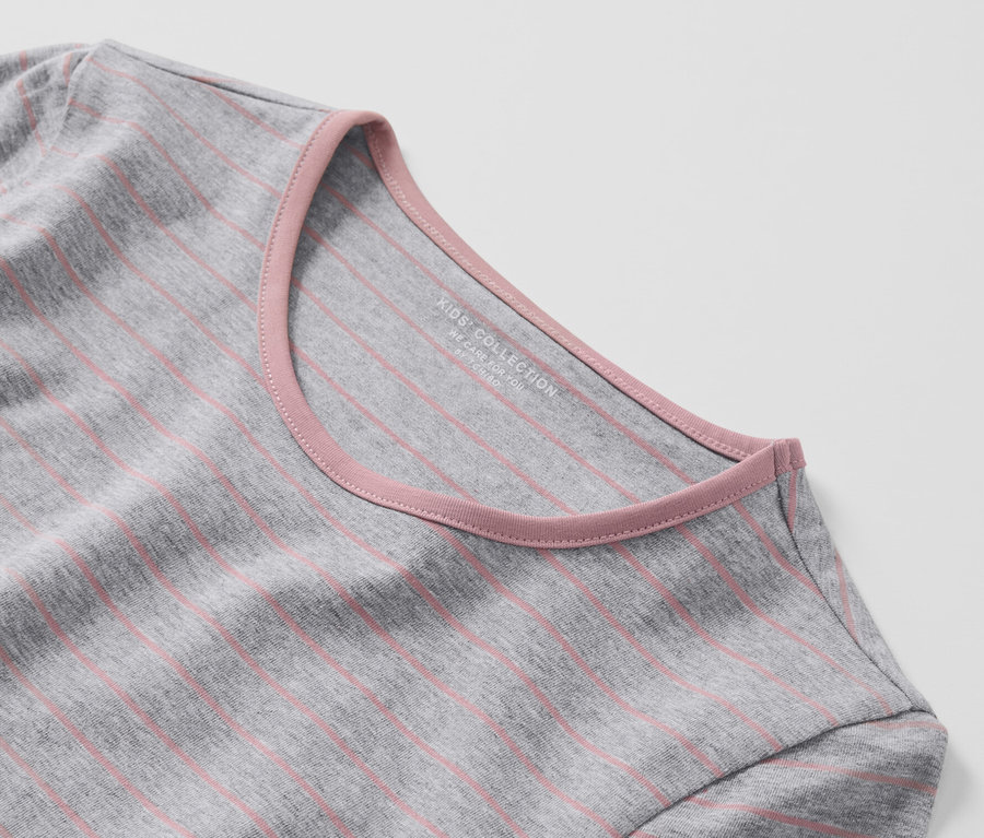 Detailansicht von 2 Kinder-Pyjamas mit grau-rosa Streifen.