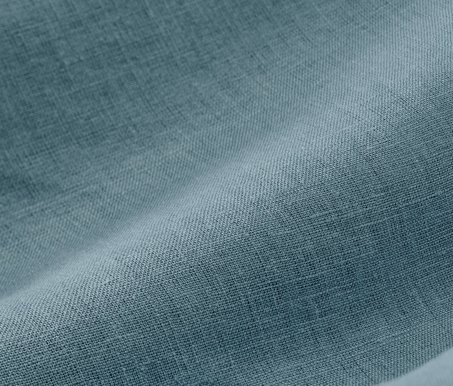 Detailaufnahme von blauer Leinen-Bettwäsche.