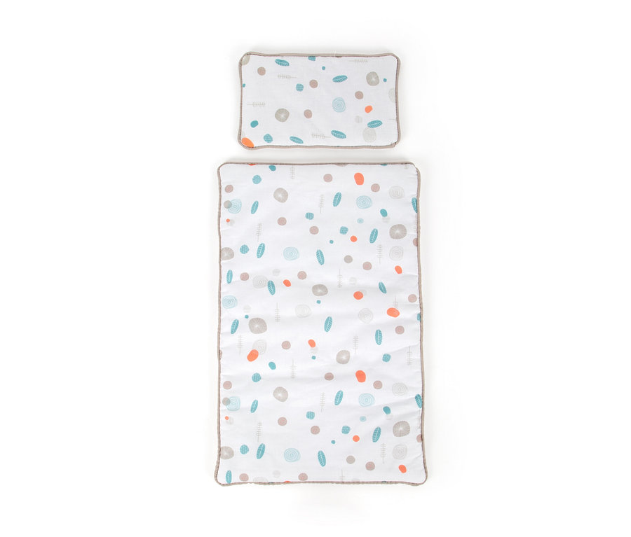 small foot Puppengitterbett »Little Button« mit weißem Bezug und Muster.