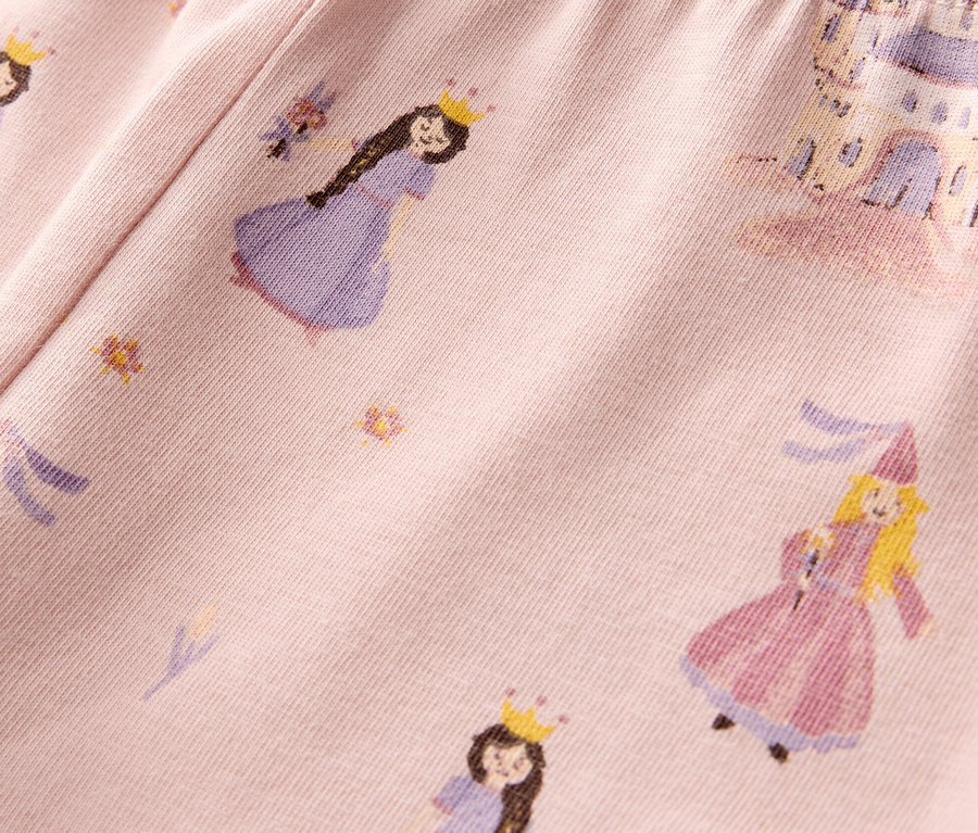 Detailaufnahme von rosa Kinderleggings mit Prinzessinnen- und Schlossmotiven.