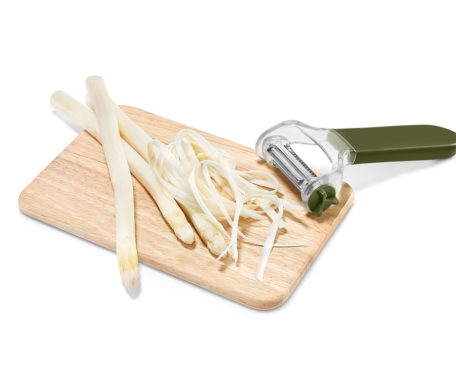 Auf einem Holzbrett liegen weisser Spargel und ein 3-in-1-Universalschäler.