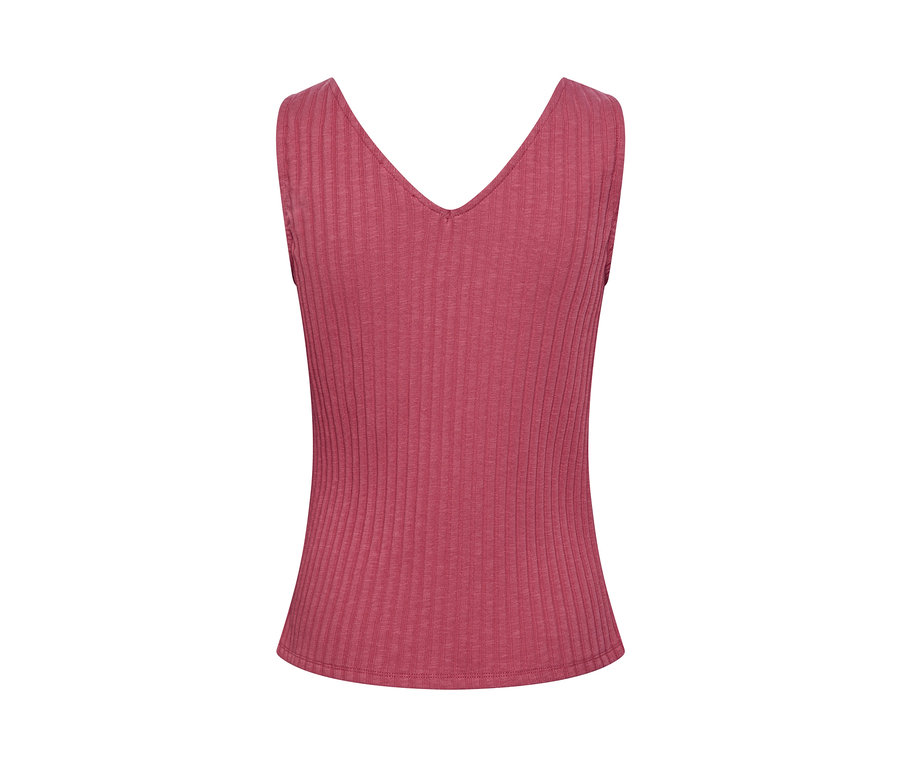 Detailansicht eines beerenfarbenen Rippstrick-Tops für Damen.