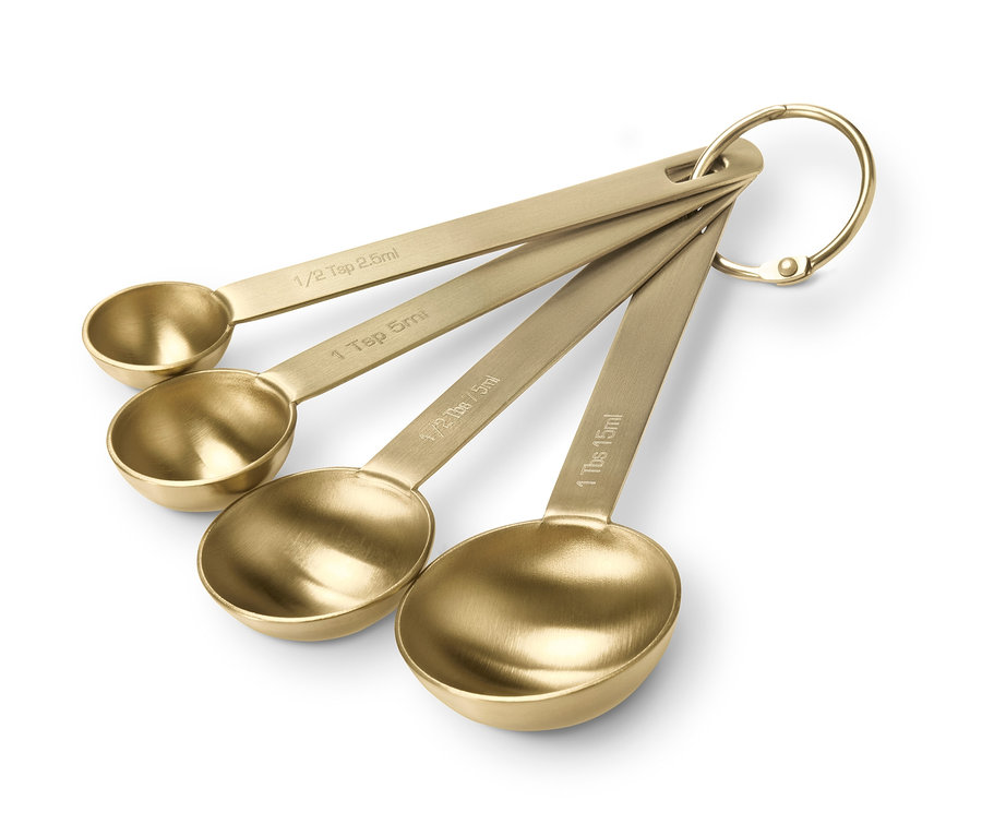Ein goldenes Messlöffel-Set, das mit einem Ring verbunden ist.