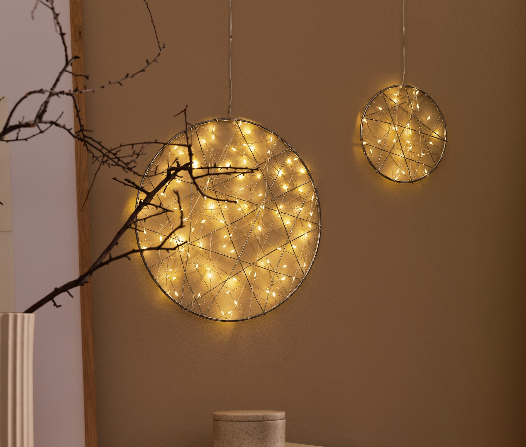 Anrichte mit LED-Kreisen, groß, an der Wand.