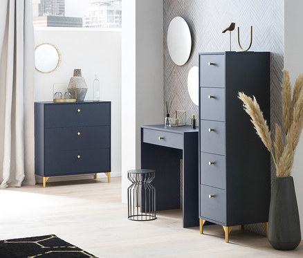 Alfa Möbel in einem Raum. Nachttisch, Kommode, Spiegel, Schminktisch und Kleiderschrank.