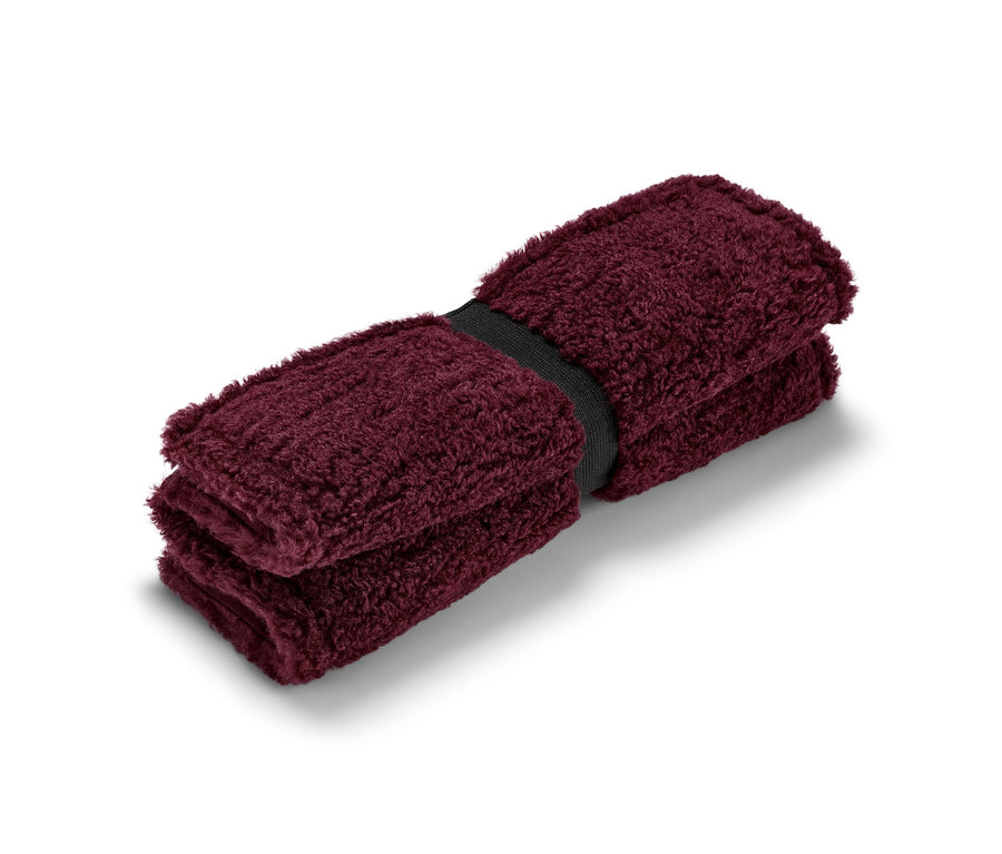 Zusammengefaltetes, burgunderrotes Thermo-Sitzkissen mit schwarzem Gummiband.