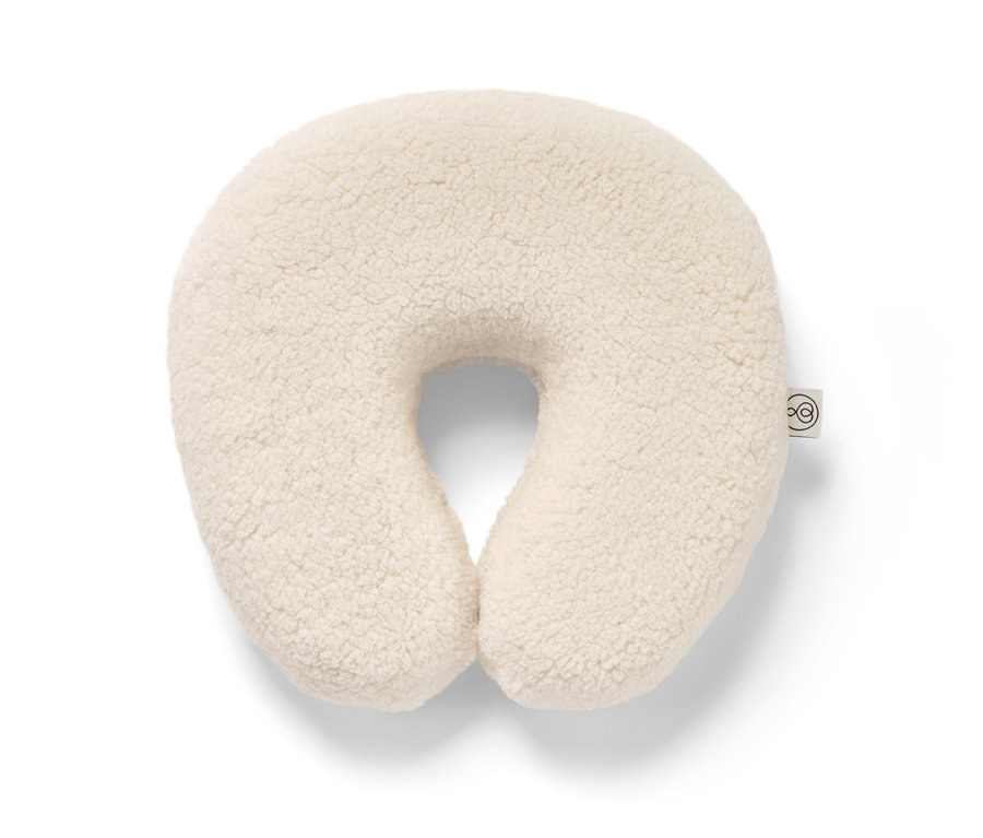 Ein beiges Memory-Foam-Nackenkissen auf einem weißen Hintergrund.