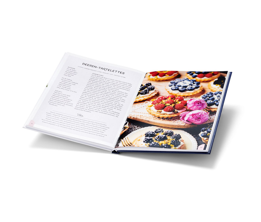 Offenes Buch mit Rezept für Obsttartelettes.
