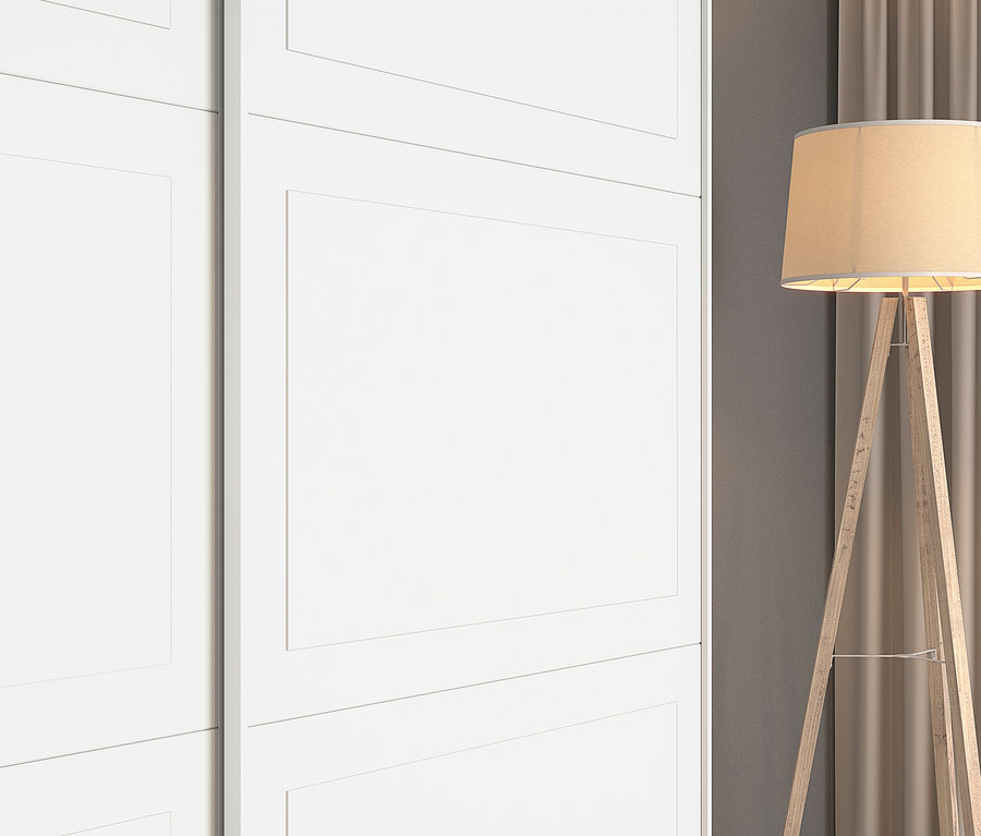 Detailansicht eines weißen rauch Schwebetürenschranks »Ruja« neben einer Stehlampe.
