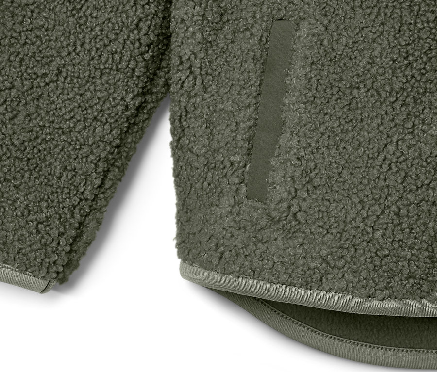 Detailansicht einer Kinder-Teddy-Jacke.
