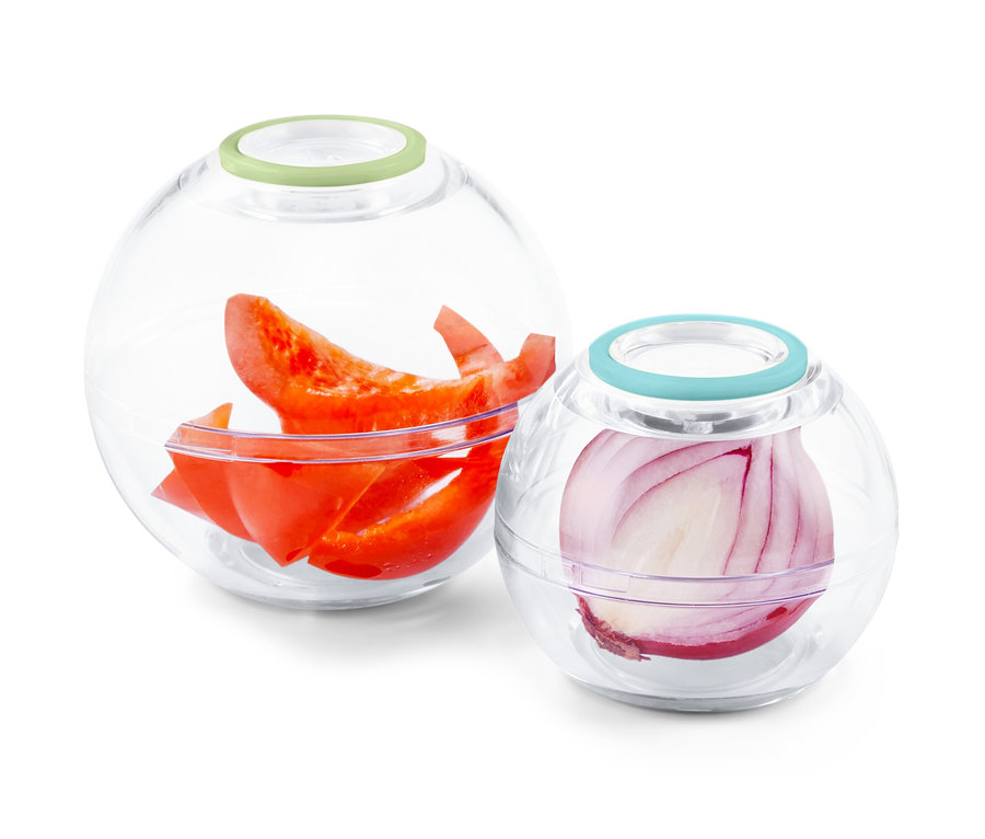 Zwei durchsichtige Frischhaltekugeln, eine mit geschnittener Paprika, die andere mit einer Zwiebel.