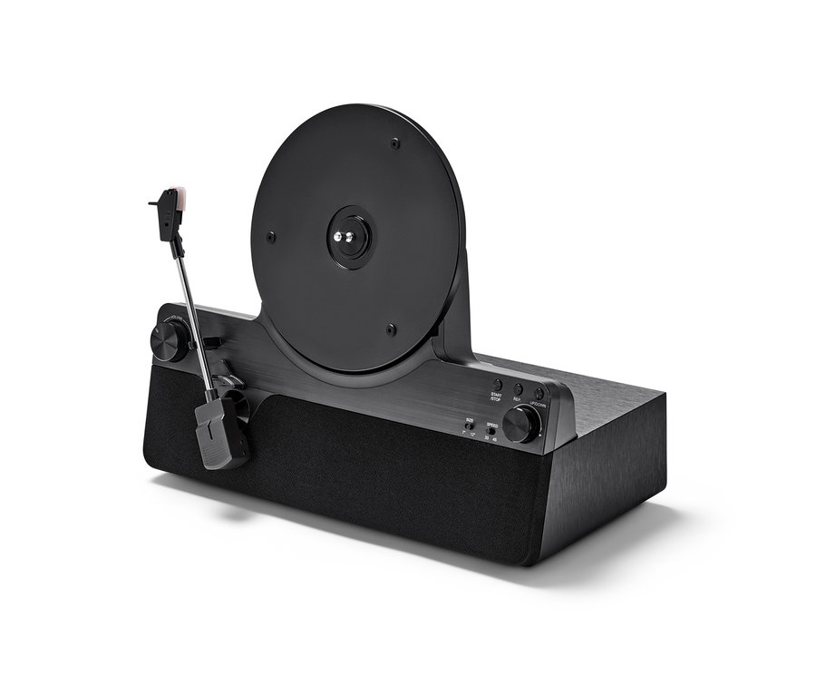 Schwarzer vertikaler Plattenspieler mit integrierten Lautsprechern.