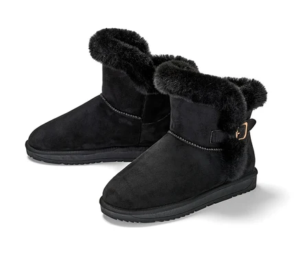 Zwei gefütterte, schwarze Boots.