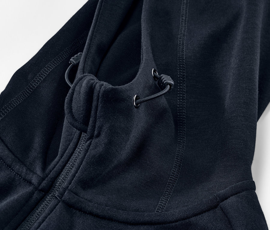 Detailaufnahme einer Funktionssweatjacke mit Kapuze und Reißverschluss.