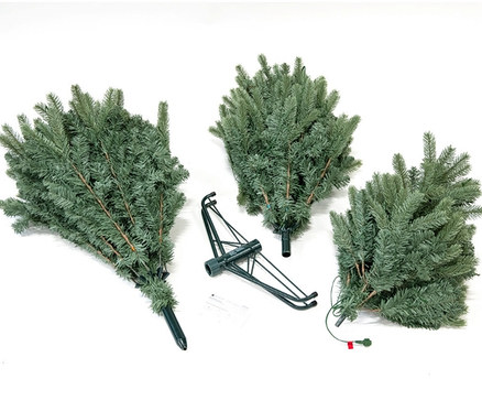 Einzelteile eines künstlichen Weihnachtsbaums »Fichte« beschneit mit LED-Lichterkette und seines Ständers auf weißem Hintergrund.