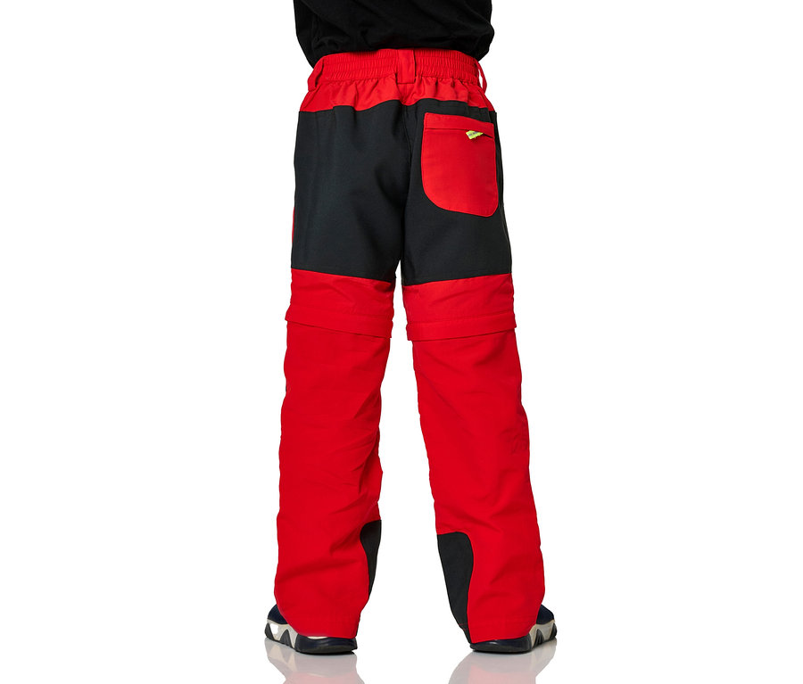 Rote und schwarze Jako-O Zipp-off-Hose auf weißem Hintergrund.