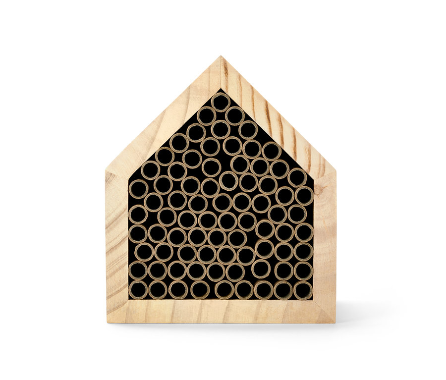 Ein Insektenhotel mit vielen kleinen Röhrchen.