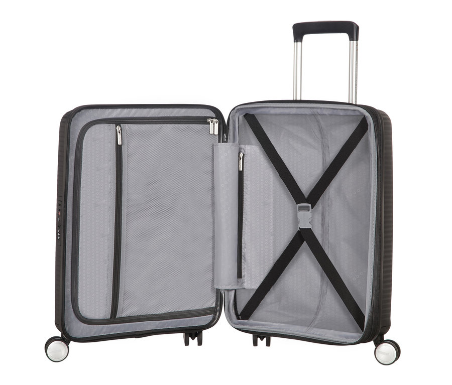 Offener schwarzer American Tourister Soundbox Spinner Hartschalen-Koffer mit ausziehbarem Griff.