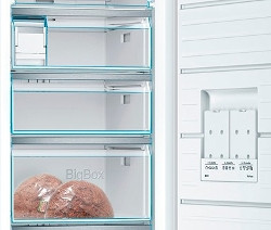 Offener weißer Bosch Gefrierschrank GSN51AWCV mit drei Schubladen, wobei sich in der untersten Schublade zwei Packungen Hackfleisch befinden.