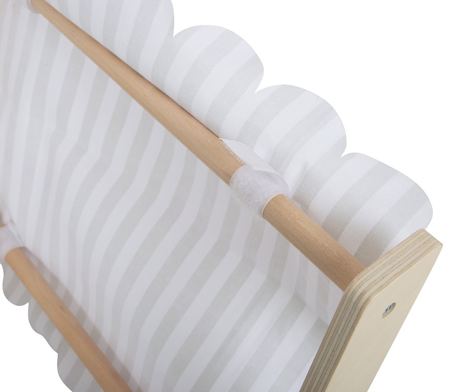 Detailansicht des small foot Kaufladen kompakt »fresh« mit einem Holzrahmen und einem weiß-grau gestreiften Stoff.