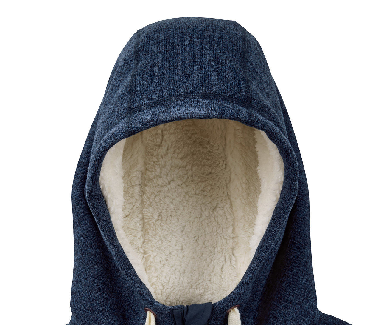 Detailansicht eines marineblauen Strickfleece-Mantels mit Kapuze, die mit cremefarbenem Fell gefüttert ist.