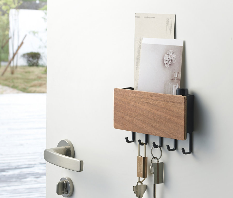 Schwarzer YAMAZAKI Schlüsselhalter »RIN« mit Holzablage und Haken an der Wand, an denen Schlüssel hängen.