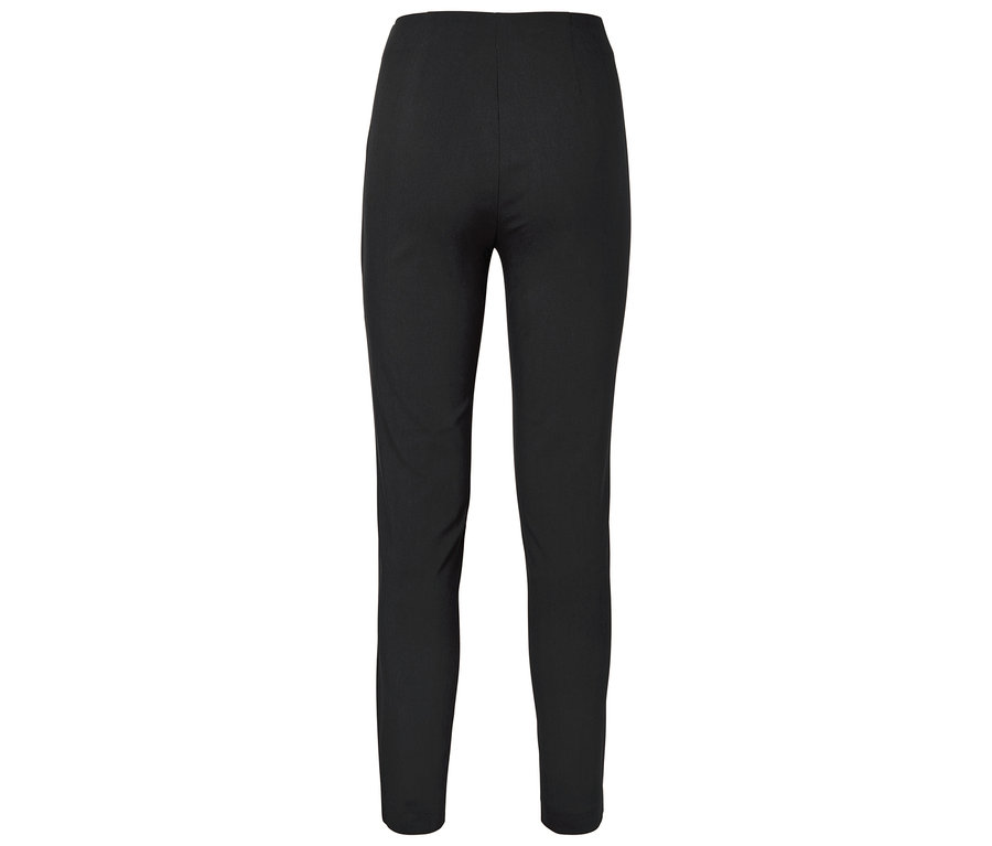 Braune Hose auf weißem Hintergrund.