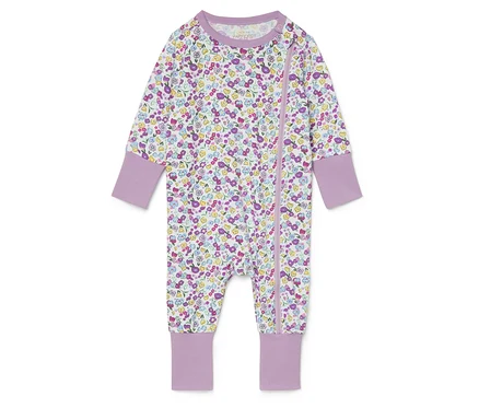 Baby-Overall mit Blumenmuster und lila Bündchen.