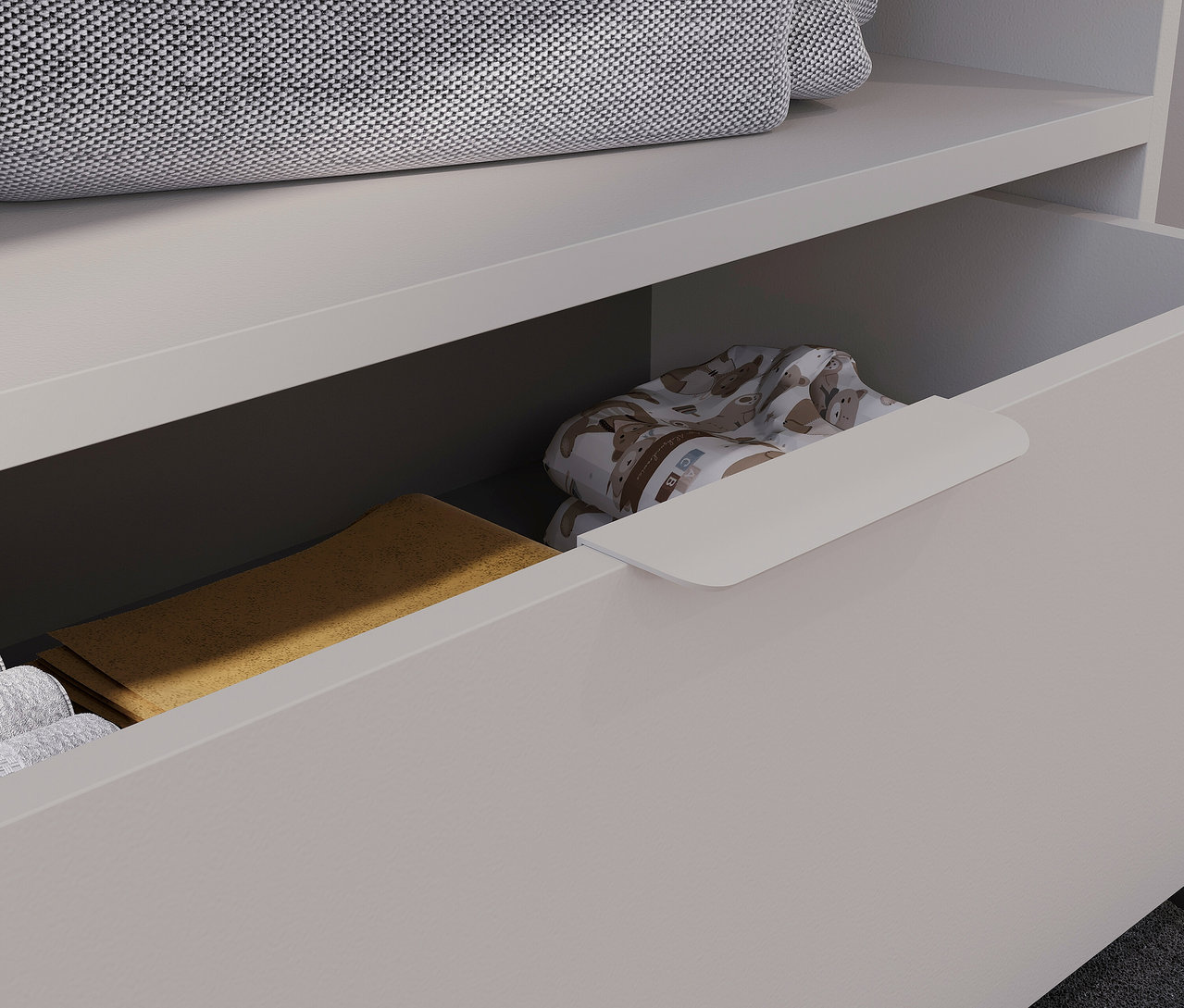 Geöffnete Schublade einer Kommode aus dem Set »Alkmaar« mit Kleidung darin.