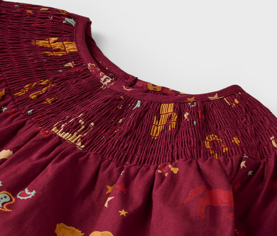 Detail einer rot gemusterten Kinder-Bluse.