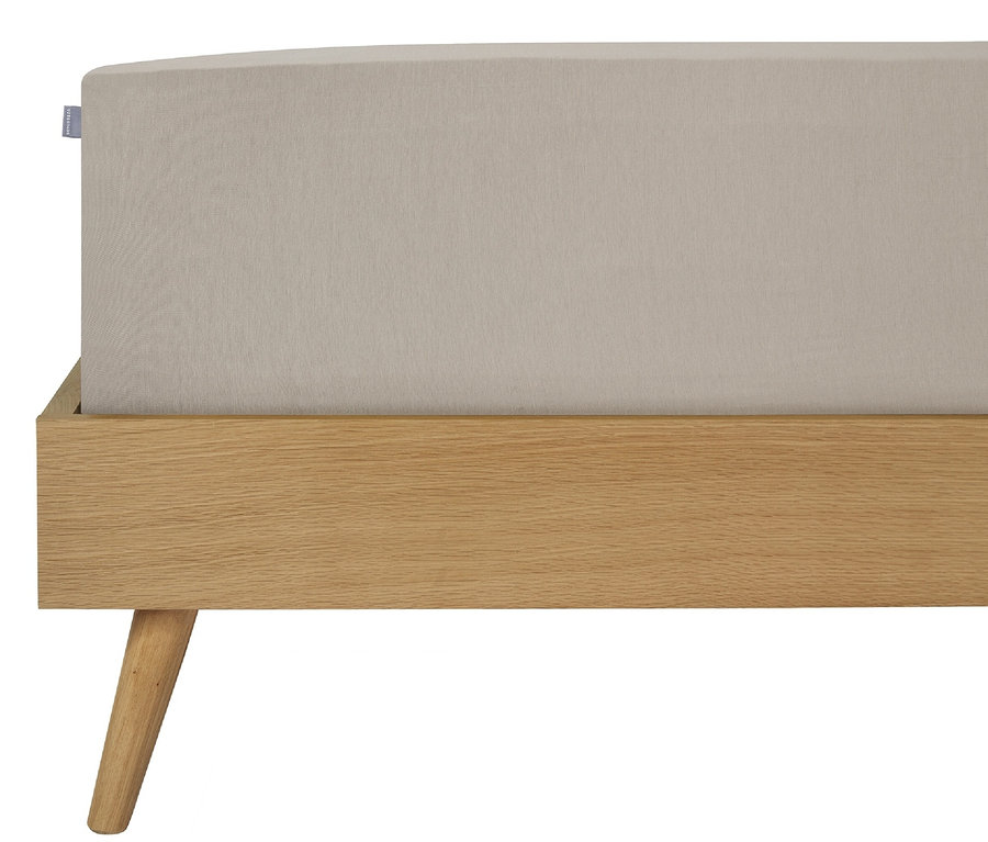 Detailansicht eines Bettes mit grauem SCHIESSER Edeljersey-Spannbettlaken.