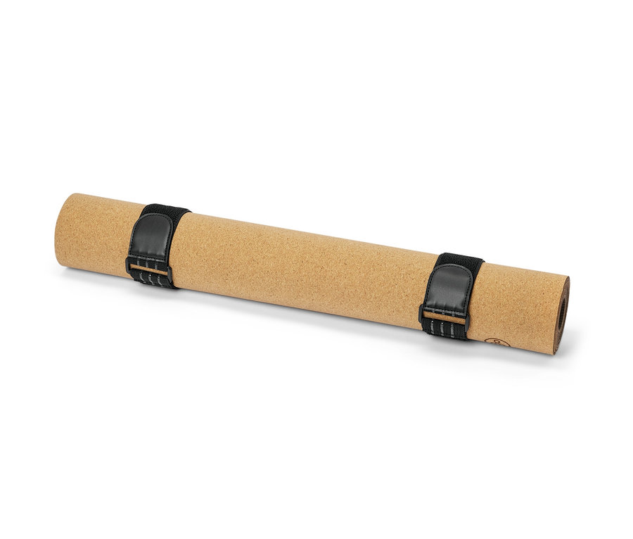 Eine zusammengerollte Korkmatte, die mit 6 elastischen Befestigungsgurten befestigt ist.