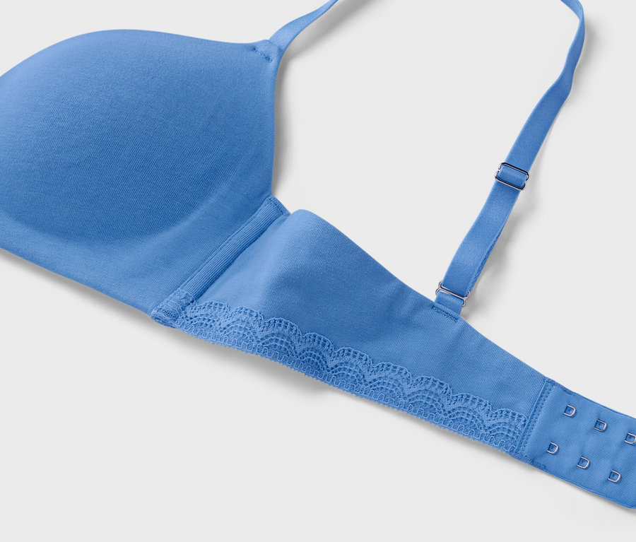 Detailansicht eines blauen Softschalen-BHs.
