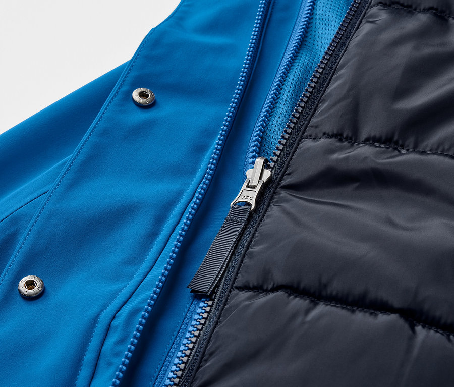 Detailansicht einer blauen 3-in-1-Outdoormantel mit Reißverschluss.