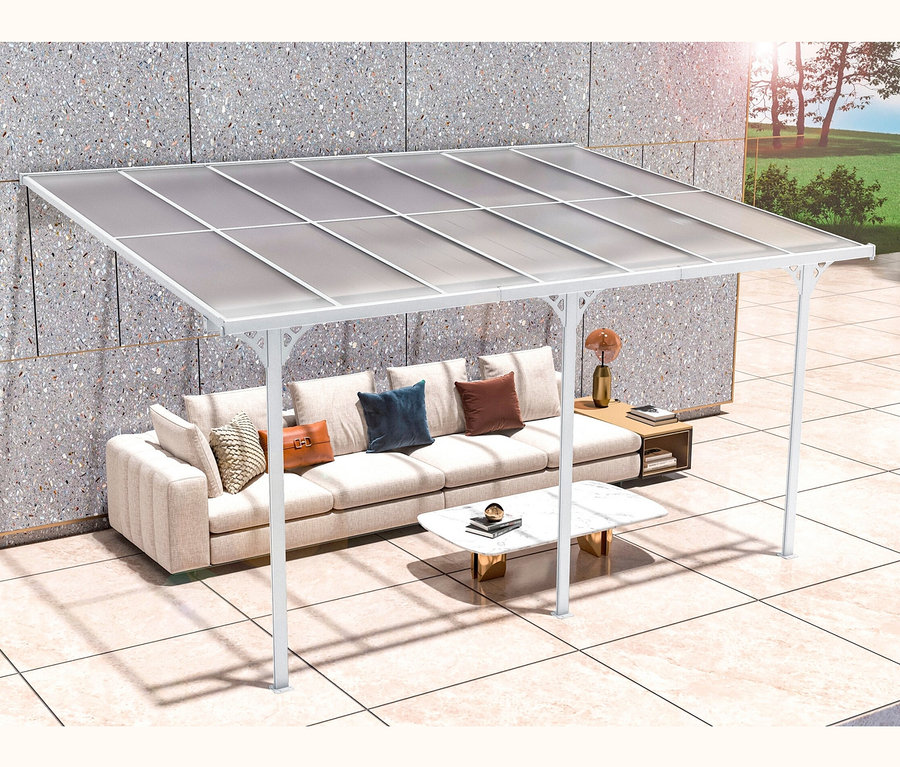 Beiges Sofa mit Kissen unter einer weißen Terrassenüberdachung, Breite ca. 435 cm.