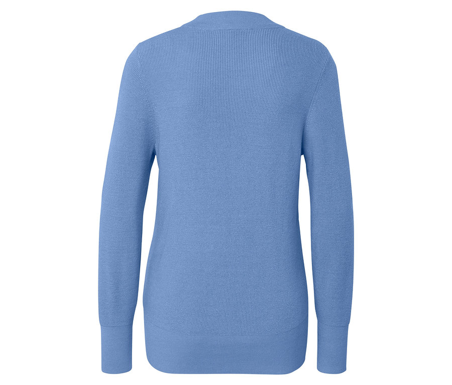 Rückseite einer hellblauen Strickjacke.