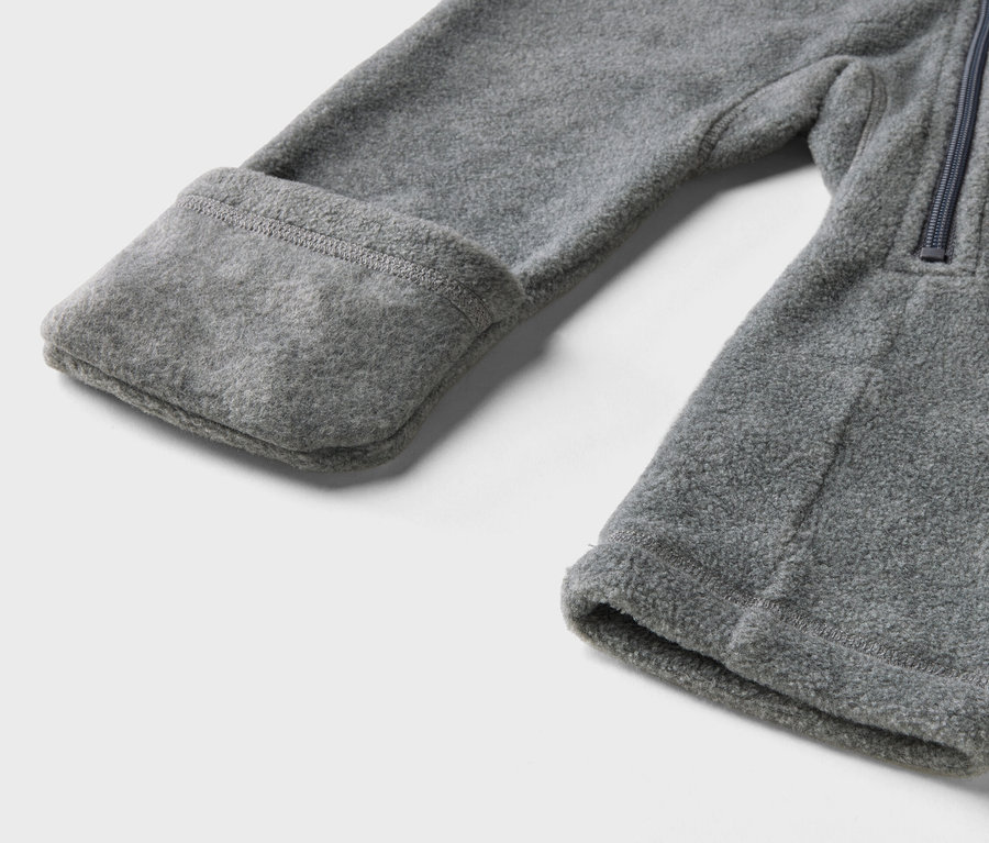 Detailansicht eines grauen Baby-Fleece-Einteilers.