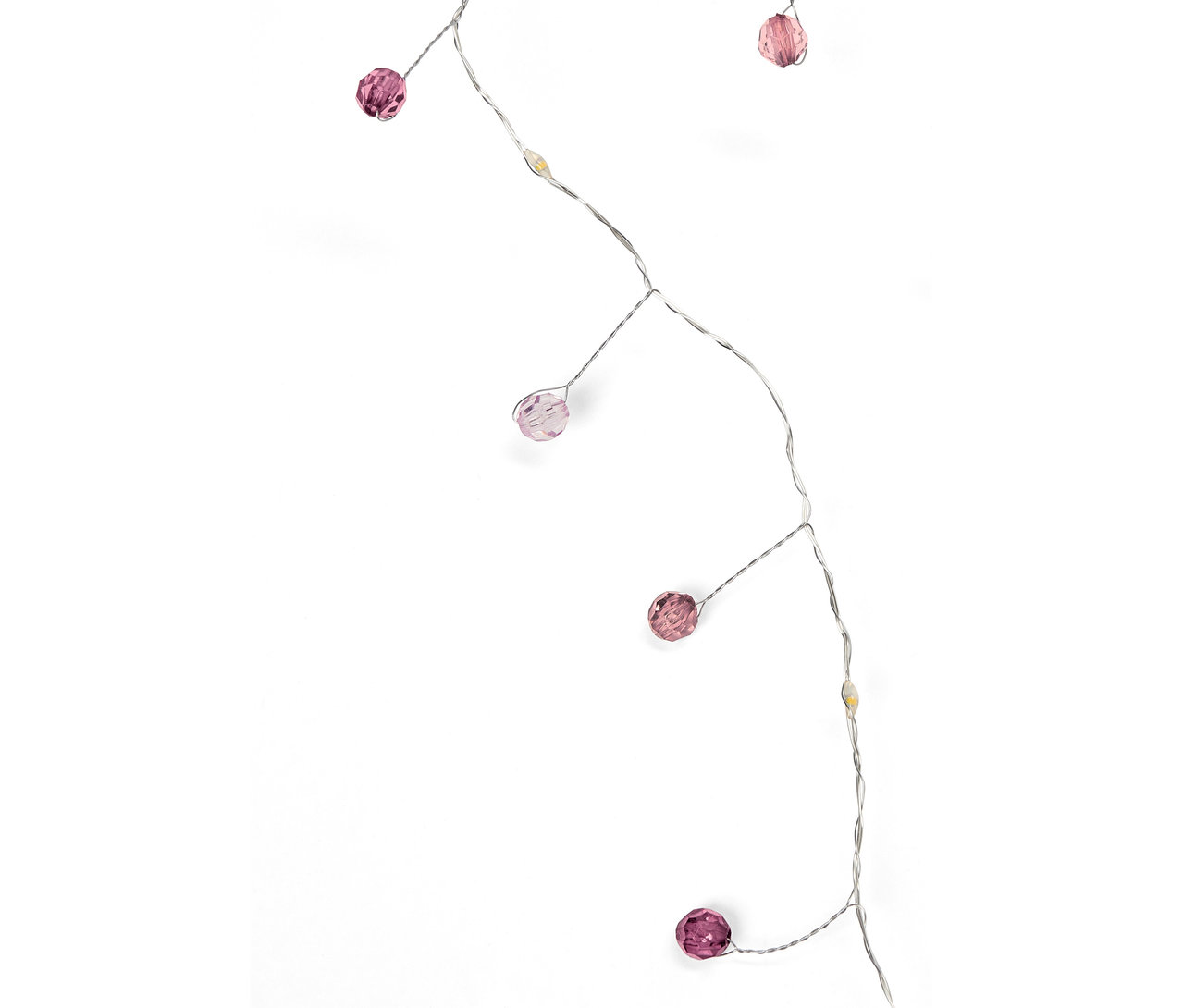 Dekorative Lichterkette mit rosa Perlen an einem silbernen Draht.