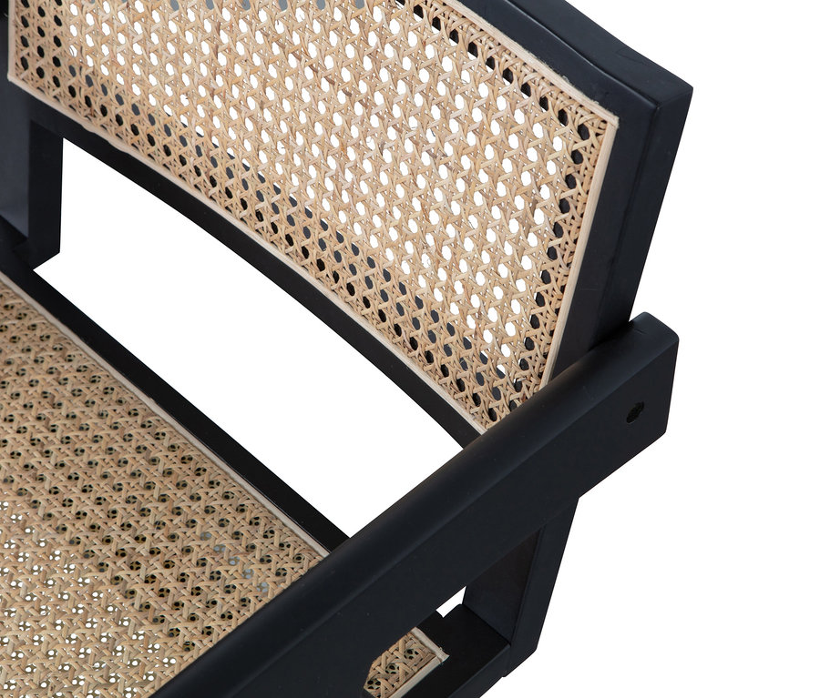 Detailansicht des schwarzen Woood Esszimmerstuhls »Gunn« mit Rattansitzfläche.