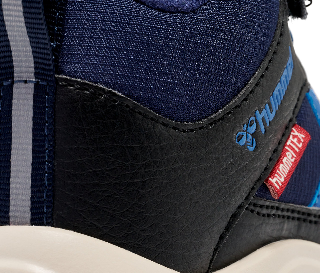 Detailaufnahme des blauen Hummel Root Tex Jr.